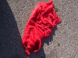 Kırmızı elbise 4 üzerinde temizlik ayakkabıları