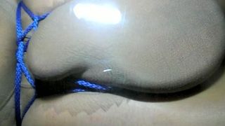 Bondage com meia-calça azul