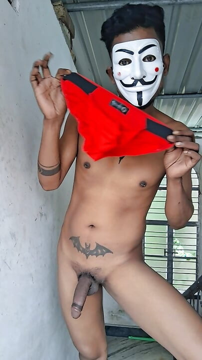 Bite ouverte, string rouge, desi en solo