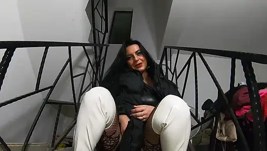 Merdivenlerde downjacket fetişi parlak çizmeler bodystockings şehvetli dokunma 317