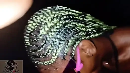 Cewek sange ini nyepong kontol besar pria ini supaya dia ngentot aku habis-habisan di klub malam!!