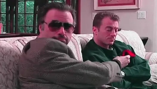 Lesbische flasche, dehnt tropfende muschi weit offen