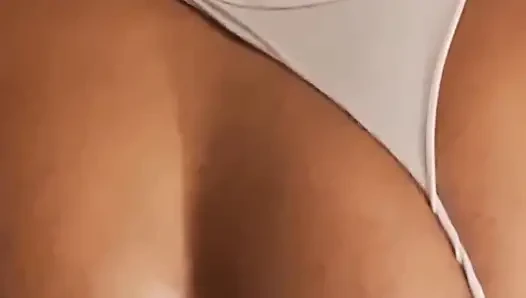 Schau, was für einen perfekten Hintern diese Ebenholzgöttin für Analsex hat