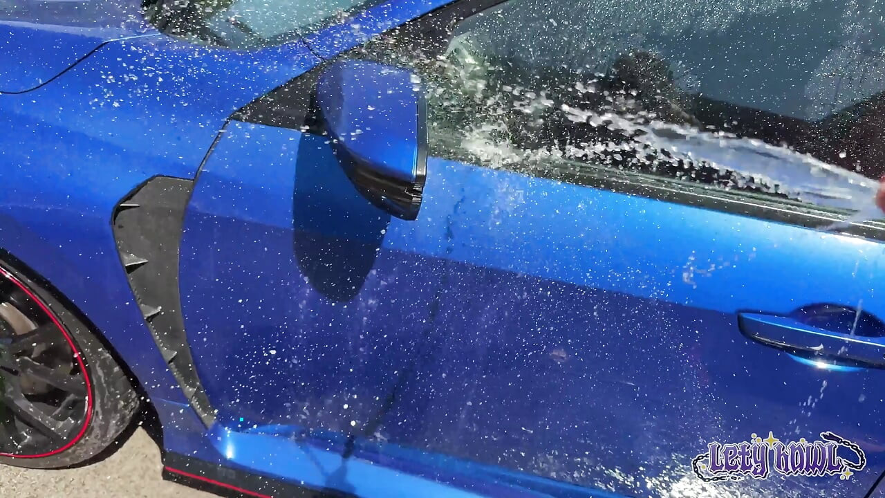 Me folla mientras lavo el coche