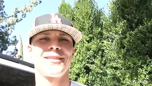 Хороший незнакомец помогает блондинке, катаясь на ней и набивая ее щель