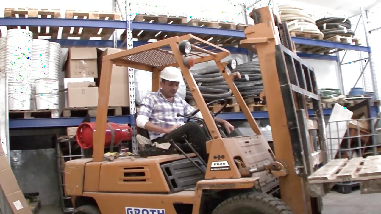 हॉट जर्मन बेब की कॉस्टरूक्शन साइट पर जोरदार चुदाई