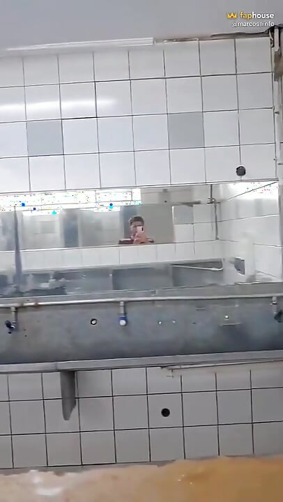 mainne saarvajnik baathroom men dikhaava kiya aur ek naaraaj motarsaikil kooriyar se doodh chhipaane men kaamyaab raha