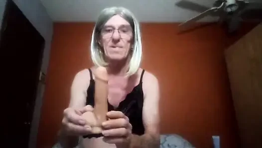 Dildomla oynuyorum sikişiyor ve emiyor