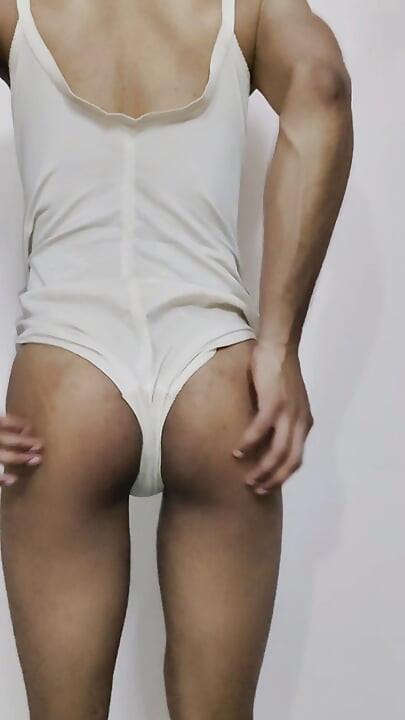 Büyük götlü sıska travesti anal deliği gösteriyor