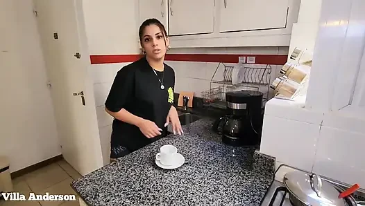 Abang tiriku ngasih aku susu di kafe