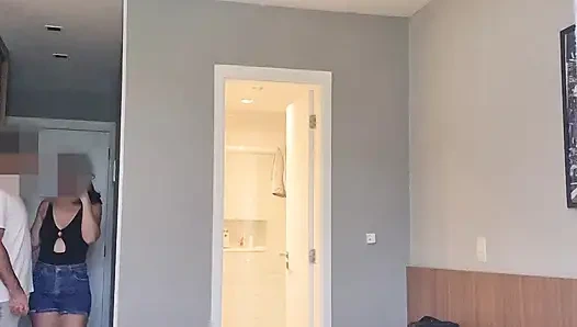 Kocam dışarıda ızgara yaparken, emiyor ve odada arkadaşı tarafından sikiliyor