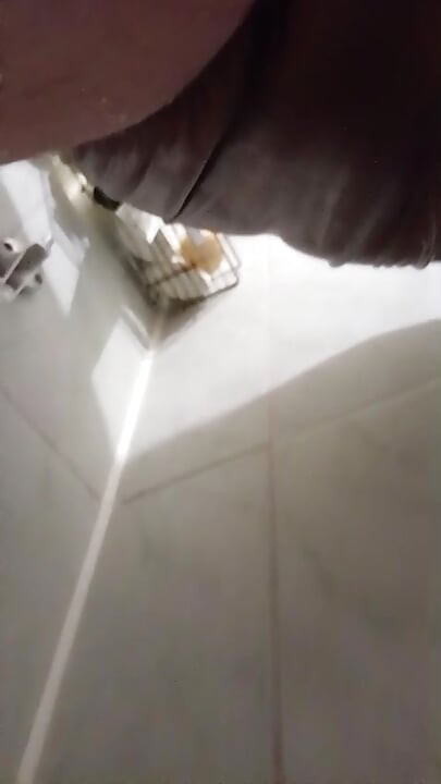 充滿尿液的塑膠內褲