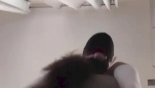 MilF mit verbundenen augen und geknebelt wird in muschi und mund gefickt