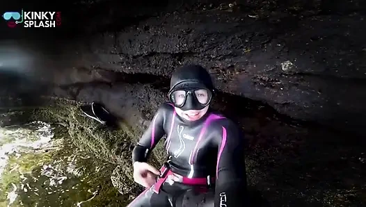 Неопреновый гидрокостюм и мастурбация в маске у моря