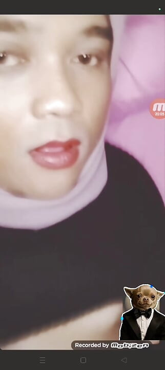 Ivvy는 그녀가 사정할 때까지 자위해