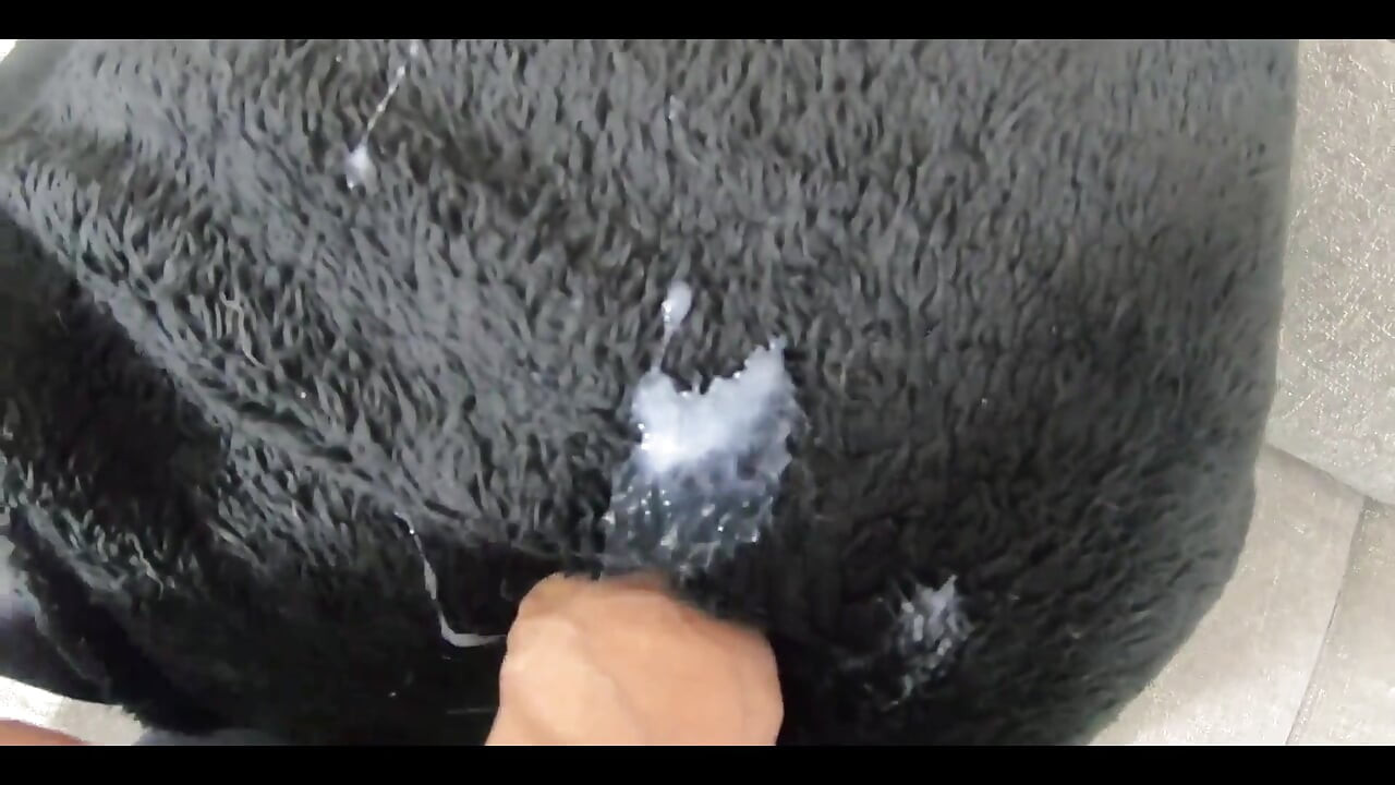 Milfycalla- πολλά χύσια στο παλιό μου μαύρο γούνινο πουπουλένιο μπουφάν