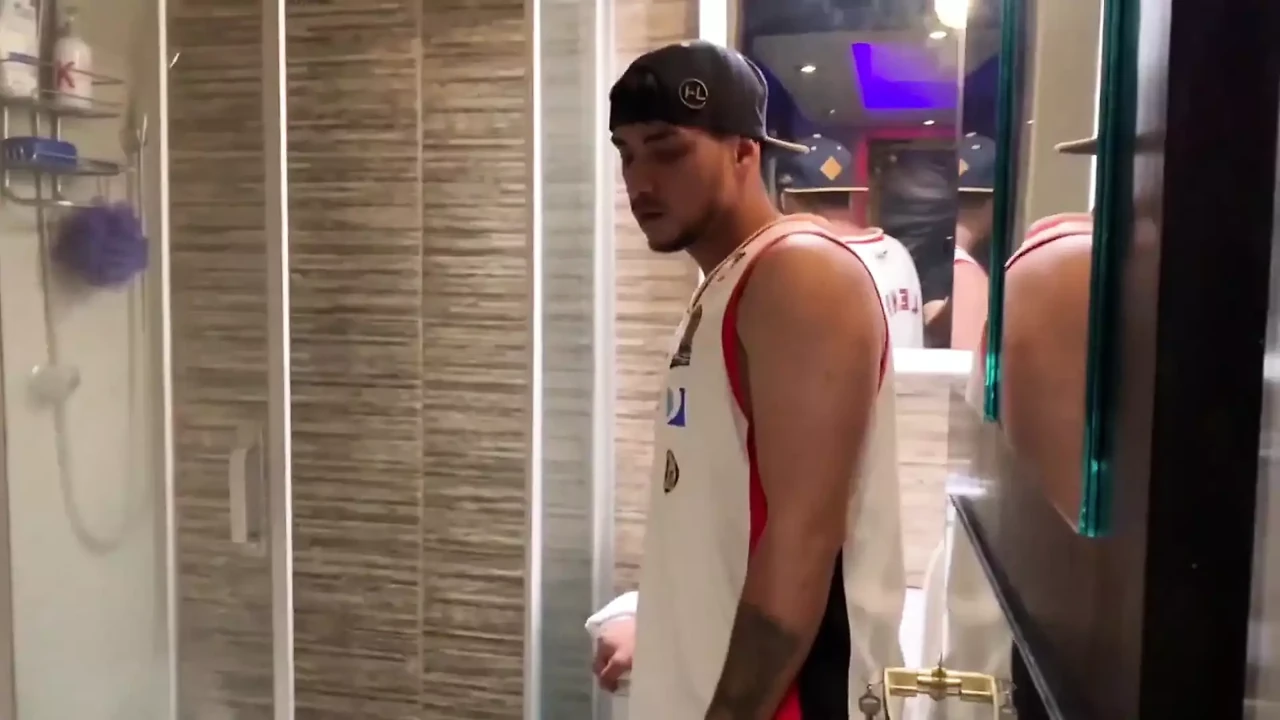 My Ex and My Friend Take a Bath Together