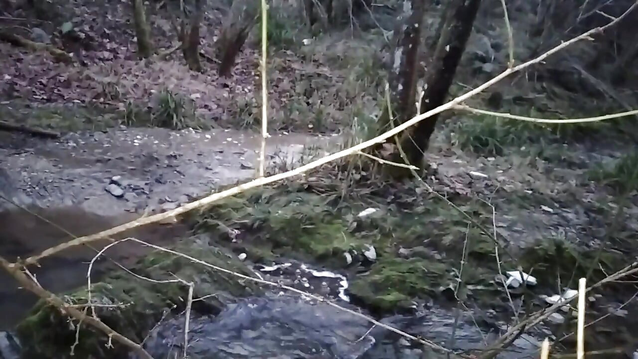Ngocok kontol enak di sungai, kamu mau nyepong kontolku nggak? Serahkan padaku di kolom komentar!