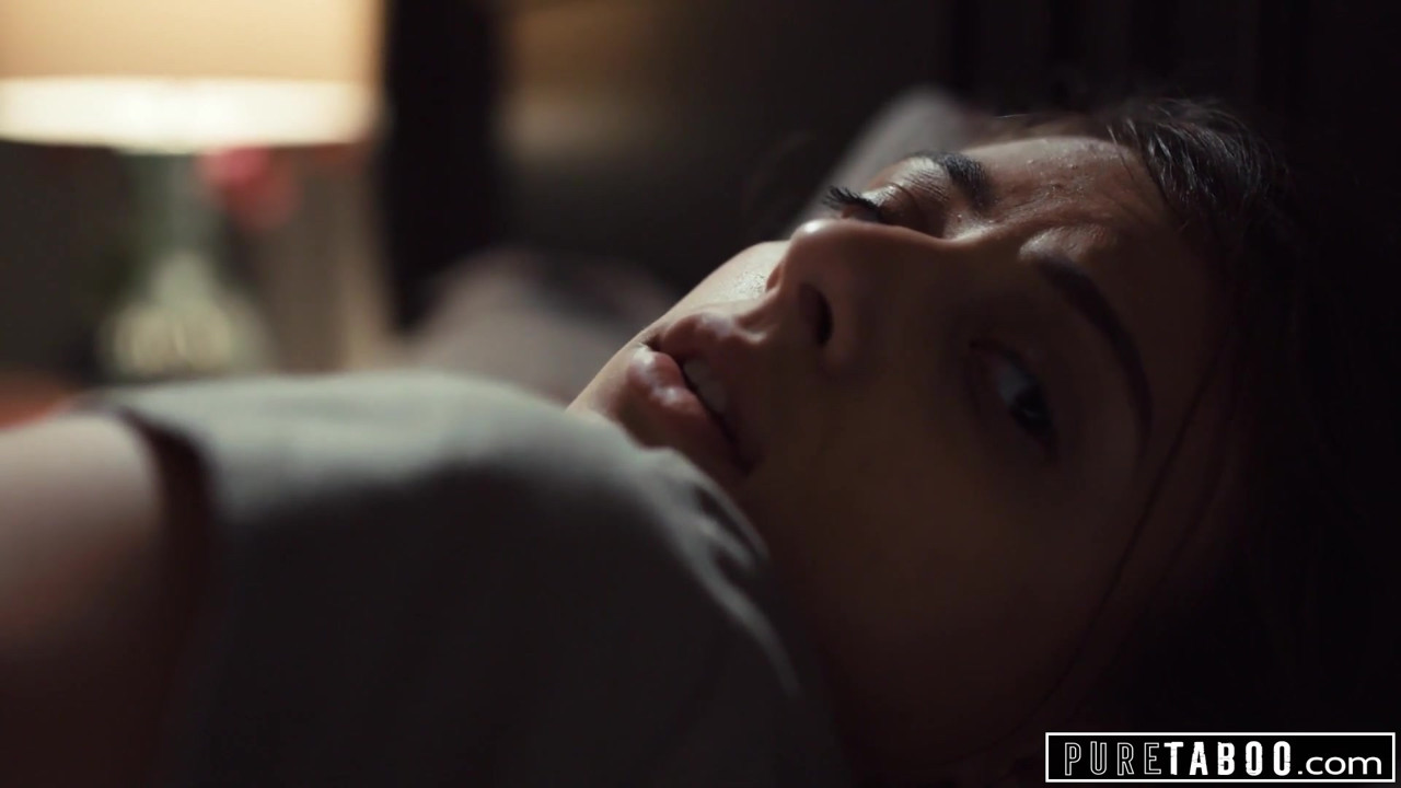 純粋なタブー司祭がティーン2にアナル処女を教える