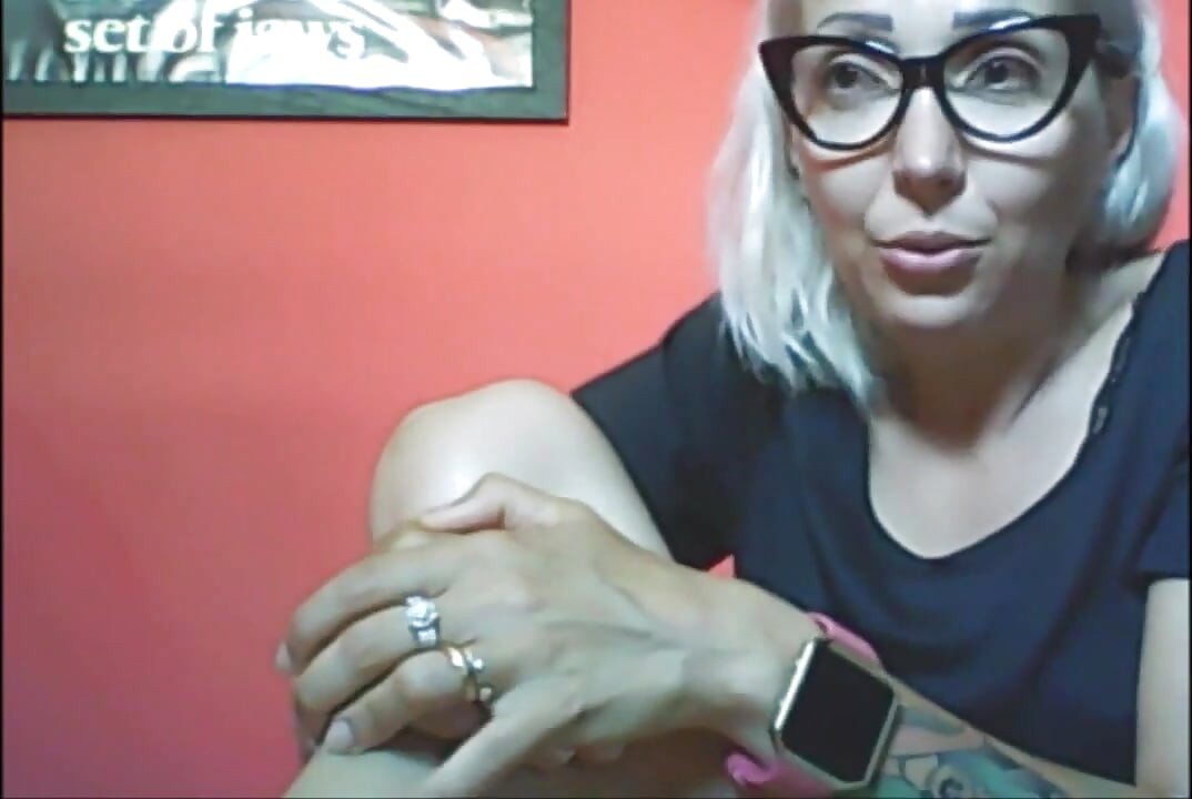 En sand penisekspert. Chantal modtager intime billeder og kommentarer med visdom