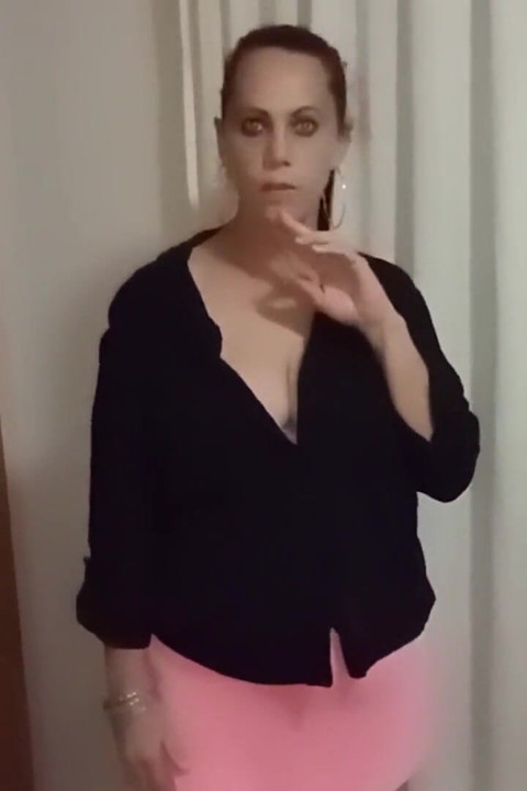 Ibu tiri terdesak tunggal mengongkek tuan rumah untuk membayar sewa