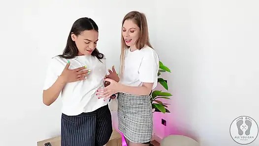 Ana Spears, Alice Maze - офисные работницы, мокрая футболка в среду