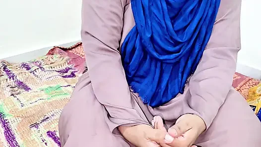 Aku memuaskan hasrat seksual tante tiriku.