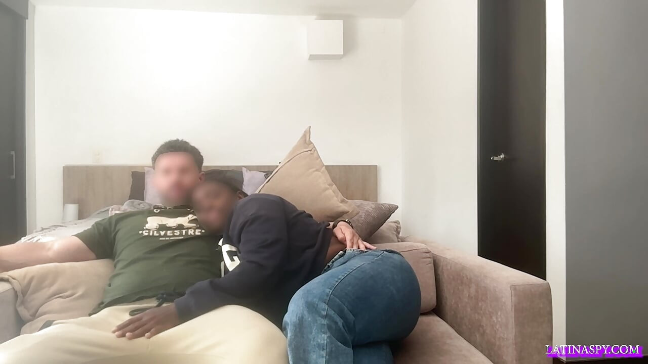 Empregada preta com peito enorme natural vem para ajudar TC parte 1