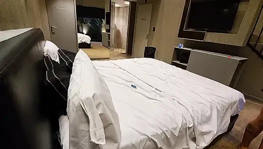 Arjantinli sürtük Kolombiyalı bir adamla sikişiyor ve sonunda ağrıyan bir amcıkla bitiyor