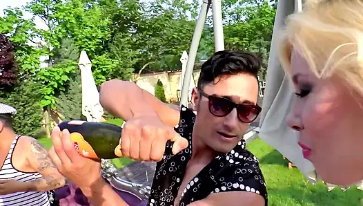 Pesta kolam renang titus 2 - pelacur basah dientot habis-habisan di pesta seks di kolam renang