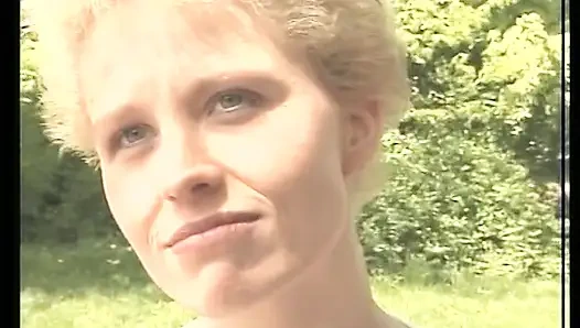 Gadis remaja rambut pirang diajak nyepong kontol dan memeknya dijilat