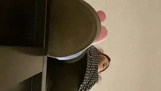 Ledge'den sarkıyor - bu iri güzel kadın düşmen için parmaklarını ezecek mi?