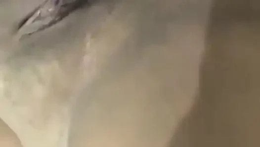 Unartige Blondine, die mit ihrer Muschi spielt