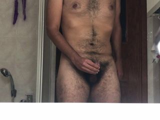 Harige man masturbeert en toont een harig lichaam