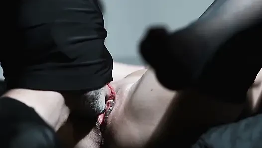 Cowok ini lagi asik orgasme intens sambil berlutut dan jilat memekku