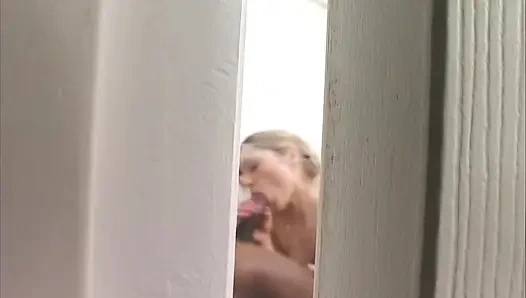 Blowjob Antar Ras yang Intens untuk Kayla