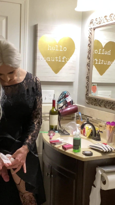 Emo Crossdresser Puts on Buttplug and Jerks off