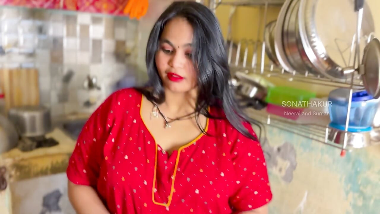 Красивая мами соблазнила меня, готовя пищу на кухне - горячий секс
