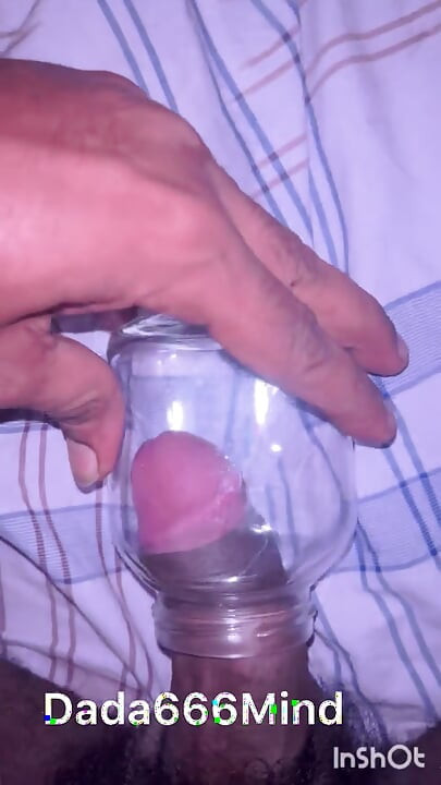 भारतीय लड़का ग्लास जार के साथ हस्तमैथुन करते हुए