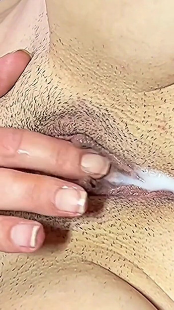 Detik ikonik dari "awek kecil molek dapat orgasme yang lazat, berdenyut"