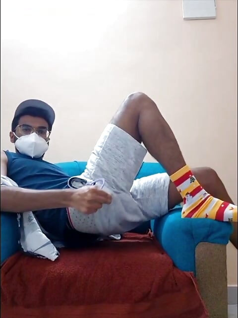 Desi gay caliente en webcam se desnuda, mete dildo en su culo apretado, mea y se corre