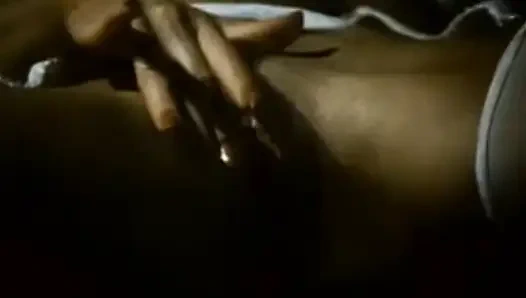 Un sättliche retro-schönheit sehnt sich nach mehr