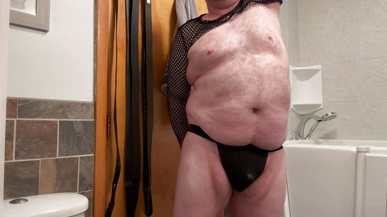 Bara pet gol-mtol lnd jokastraip pahne dildo ke sath khelta hai