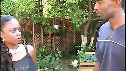 Худенькая черная девушка наклоняется, чтобы ее имеют сзади