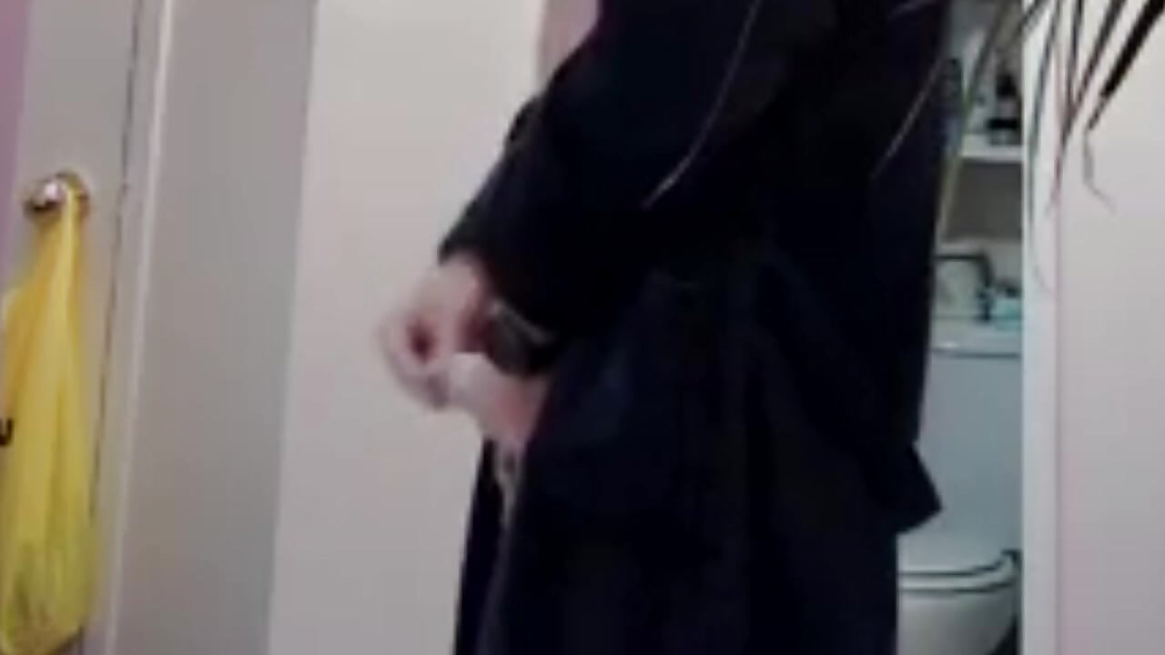 Bonă prinsă pe NannyCam masturbându-se