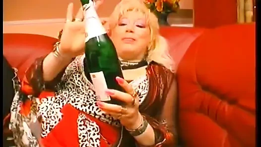 Giyinik tombul olgun sürtük şişe ve muzla deliklerini sikiyor