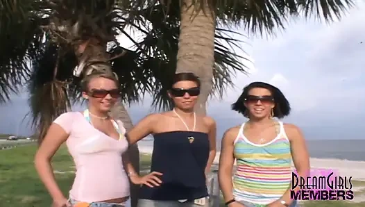 Üç ateşli kız halka açık plajda çıplak oynuyor