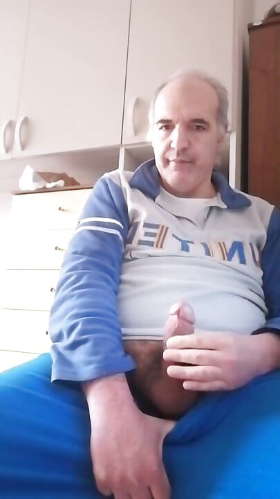 Saya menyentak zakar keras saya dan memasukkan jari saya ke dalam pantat terbuka saya