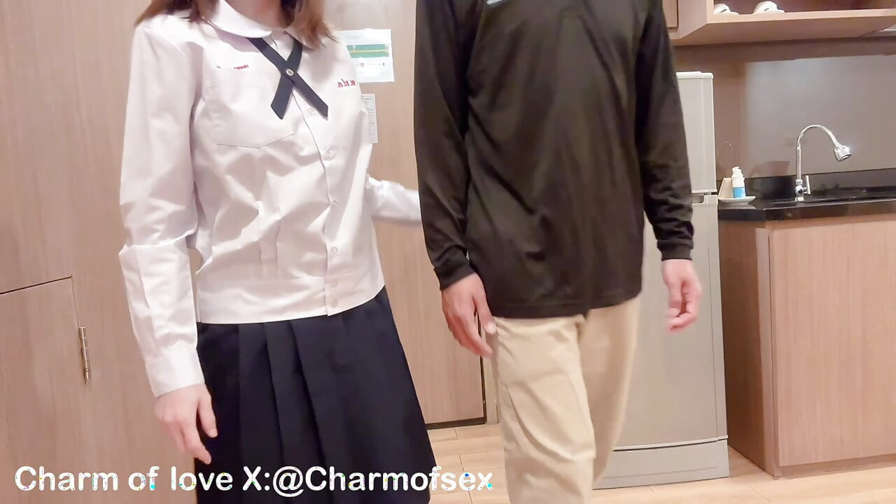 Abra a porta do hotel e se divirta com uma linda garota de uniforme.