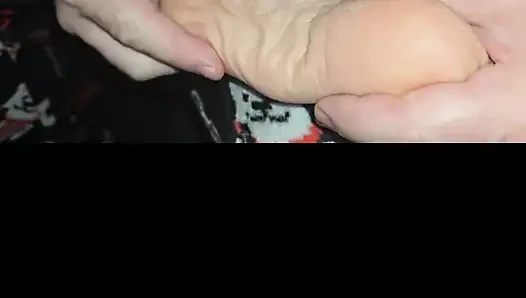 Melove'un seksi buruşuk tabanlarına masaj yapıyor